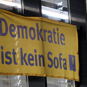 "Demokratie ist kein Sofa"