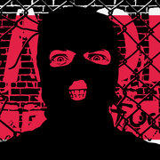 Im Hintergrund eine Backsteinwand und ein Zaun. Im Vordergrund eine maskierte Person.