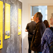 Besucherinnen und Besucher in der Ausstellung „Napola Potsdam. Erziehung im Nationalsozialismus“.