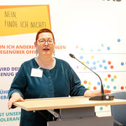 Martina Weyrauch, Leiterin der Landeszentrale, hält einen Vortrag beim Netzwerktreffen am 23.02.25