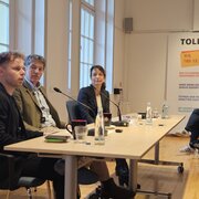 Der Philosoph Leon Erlenhorst, der frühere Diplomat Arndt Freytag von Loringhoven und Mirjam Deponte, Referentin für Publikationen in der Landeszentrale, sitzen auf dem Podium. 