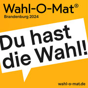 Eine gelbe Kachel, darauf steht: Wahl-O-Mat Brandenburg 2024. Darunter ist eine Sprechblase abgebildet in der steht "Du hast die Wahl!".