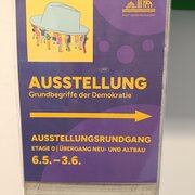 Hinweisschild für die Ausstellung "Grundbegriffe der Demokratie" im Rathaus Hohen Neuendorf vom 6.5. bis 3.6.2025.