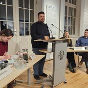 Die Mitglieder des Wortgefechte e.V. debattieren bei einer Veranstaltung in der Landeszentrale.