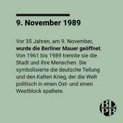 Auf einer bunten Kachel steht der nachfolgende Text: "9. November 1989:  Vor 35 Jahren, am 9. November, wurde die Berliner Mauer geöffnet. Von 1961 bis 1989 trennte sie die Stadt und ihre Menschen. Sie symbolisierte die deutsche Teilung und den Kalten Krieg, der die Welt politisch in einen Ost- und einen Westblock spaltete."