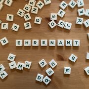 Das Wort "Ehrenamt" mit Scrabble-Steinen gelegt
