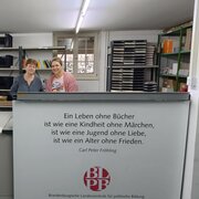 Kerstin Ebel und Freia Stirner aus dem Publikationsbereich der Landeszentrale stehen im Buchlager. 