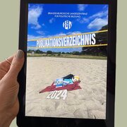 Eine Hand hält ein Tablet. Auf dem Display des Tablets ist das Publikationsverzeichnis 2024 der Landeszentrale zu sehen. 