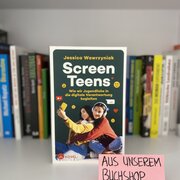 Im Hintergrund eine Reihe Bücher. Im Vordergrund das Buch " Screen Teens. Wie wir Jugendliche in die digitale Verantwortung begleiten" von Jessica Wawrzyniak.