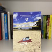 Im Hintergrund eine Reihe Bücher. Im Vordergrund das Publikationsverzeichnis 2024 der Landeszentrale.