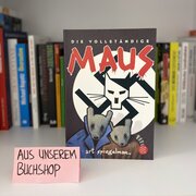 Im Hintergrund eine Reihe Bücher. Im Vordergrund das Buch "Maus" von Art Spiegelman.