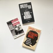 Die Bücher "Die 101 wichtigsten Fragen: Rassismus“ von Susan Arndt, „Gebrandmarkt“ von Ibram X. Kendi und „Spielfeld der Herrenmenschen. Kolonialismus und Rassismus im Fußball“ von Ronny Blaschke liegen auf weißem Untergrund.