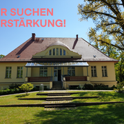 Blick auf die Landeszentrale. Darüber steht geschrieben: "Wir suchen Verstäkung!"