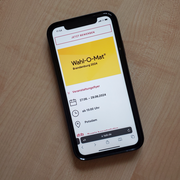 Ein Smartphone liegt auf einen Tisch. Das Display zeigt die Veranstaltungsseite für den Wahl-O-Mat-Redaktion zur Landtagswahl in Brandenburg.
