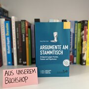Im Hintergrund eine Reihe Bücher. Im Vordergrund das Buch " Argumente am Stammtisch. 