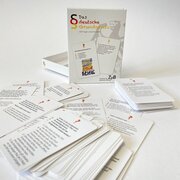 Das Spiel "Das deutsche Grundgesetz. 100 Fragen und Antworten" liegt ausgebreitet auf weißem Untergrund.