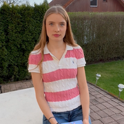 Unsere Praktikantin Vanessa Lerch sitzt auf einer Bank und hält die Informationsbroschüre der Landeszentrale zur Europawahl in den Händen. 