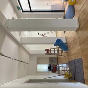 Blick in das Foyer der Landeszentrale. Dort stehen drei Leitern und Farbeimer.