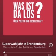 Das Logo des Podcasts "Was ist da los? Über Politik und Gesellschaft" der Landeszentrale, darunter ein Play Button. 
