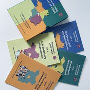 Die vier Hefte "Brandenburg Leicht erklärt" und der dazugehörige Schuber liegen auf weißen Untergrund.