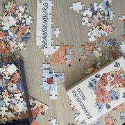 Das Brandenburg Puzzle der Landeszentrale liegt auf einem Tisch. 