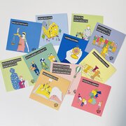 Auf weißen Untergrund liegen die Bildungskarten Grundbegriffe der Demokratie.