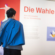Besucher in der Ausstellung zur Landtagswahl