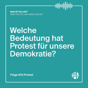 Auf bunten Untergrund steht die Frage "Welche Bedeutung hat Protest für unsere Demokratie?".