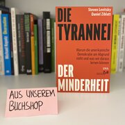 Im Hintergrund eine Reihe Bücher. Im Vordergrund das Buch " Die Tyrannei der Minderheit" von  Steven Levitzky und Daniel Ziblatt.