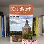 Im Hintergrund eine Reihe Bücher. Im Vordergrund die Ausgabe der Zeitschrift "Die Mark Brandenburg" zur Prignitz. 