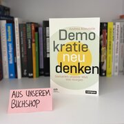 Im Hintergrund eine Reihe Bücher. Im Vordergrund das Buch "Demokratie neu denken" von Andrea Römmele.