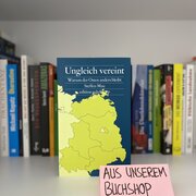Im Hintergrund eine Reihe Bücher. Im Vordergrund das Buch "Ungleich vereint. Warum der Osten anders bleibt" von Steffen Mau.