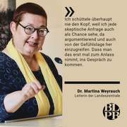 Links ein Foto der Leiterin der Landeszentrale, links das nachfolgenden Zitat von ihr: "Ich schüttele überhaupt nie den Kopf, weil ich jede skeptische Anfrage auch als Chance sehe, da argumentierend und auch von der Gefühlslage her einzugreifen. Dass man das erst mal zum Anlass nimmt, ins Gespräch zu kommen."