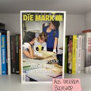 Im Hintergrund eine Reihe Bücher. Im Vordergrund die Ausgabe "Brandenburg Labor. Jugend macht Geschichte!"