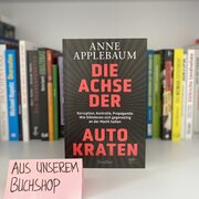 Im Hintergrund eine Reihe Bücher. Im Vordergrund das Buch „Die Achse der Autokraten“ von Anne Applebaum. 