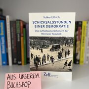 Im Hintergrund eine Reihe Bücher. Im Vordergrund das Buch „Schicksalsstunden einer Demokratie. Das aufhaltsame Scheitern der Weimarer Republik“ von Volker Ulrich. 