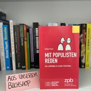 Im Hintergrund eine Reihe Bücher. Im Vordergrund das Buch "Mit Populisten reden" von Thorben Prenzel.