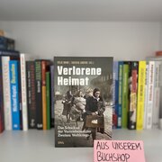 Im Hintergrund eine Reihe Bücher. Im Vordergrund das Buch " Verlorene Heimat  Das Schicksal der Vertriebenen des Zweiten Weltkriegs" von Felix Bohr und Soveig Grothe.