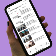 Eine Hand hält ein Smartphone. Das Display zeigt eine Playlist auf dem YouTube-Kanal der Landeszentrale.