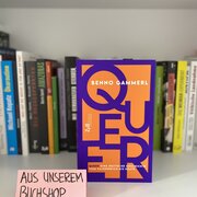  Im Hintergrund eine Reihe Bücher, im Vordergrund das Buch „Queer – Eine deutsche Geschichte vom Kaiserreich bis heute“ von Benno Gammerl.