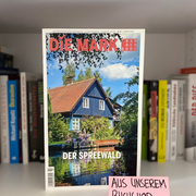 Im Hintergrund eine Reihe Bücher. Im Vordergrund eine Ausgabe der Zeitschrift „Die Mark Brandenburg“. 