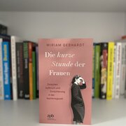 Im Hintergrund eine Reihe Bücher. Im Vordergrund das Buch "Die kurze Stunde der Frauen. Zwischen Aufbruch und Ernüchterung in der Nachkriegszeit" von Miriam Gebhardt.