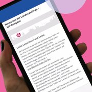 Ein Smartphone. Dessen Display zeigt den aktuellen Newsletter der Landeszentrale.