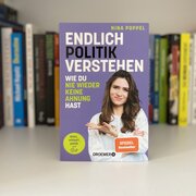 Im Hintergrund eine Reihe Bücher. Im Vordergrund das Buch "Endlich Politik verstehen. Wie du nie wieder keine Ahnung hast" von Nina Poppel.