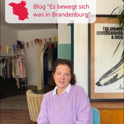 Tina Vogel sitzt auf einem Sessel. 