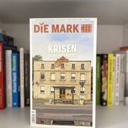 Im Hintergrund eine Reihe Bücher. Im Vordergrund eine Ausgabe der Zeitschrift "Die Mark Brandenburg".
