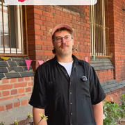 David Dreker steht an einem selbstgebauten Pflanzkübel.