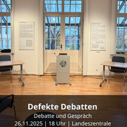 Blick in den Veranstaltungsraum der Landeszentrale, dazu ein Hinweis auf die Veranstaltung "Defekte Debatten" am 26.11.2025 um 18 Uhr in der Landeszentrale.