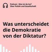 Eine Textkachel, darauf steht die Frage: "Was unterscheidet die Demokratie von der Diktatur?"
