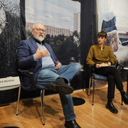 Professor Herfried Münkler und Sabine Schmidt-Peter, Referentin in der Landeszentrale, im Gespräch währen einer Veranstaltung in der Landeszentrale.
